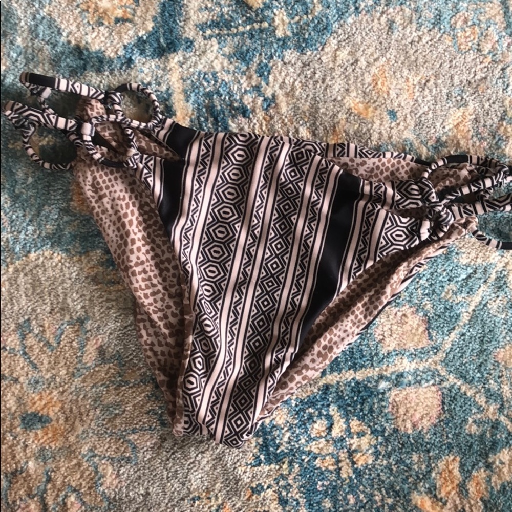 Acacia bottoms size small